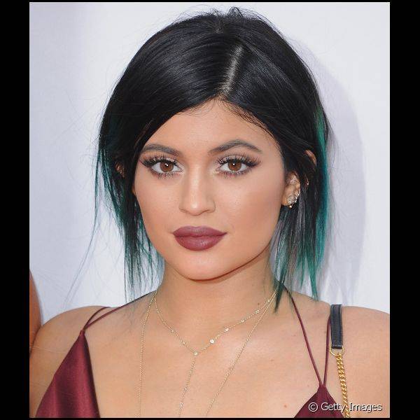 Kylie Jenner apostou no batom marsala com uma pele mais uniforme e c?lios longos. O tom da sua pele com um batom marsala cremoso combinou com a morena. 